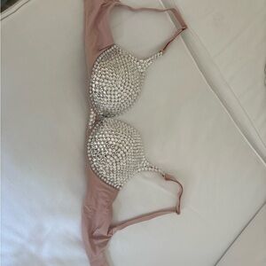 Embellished nude Bra

Great for Halloween top or anything!! ❤️